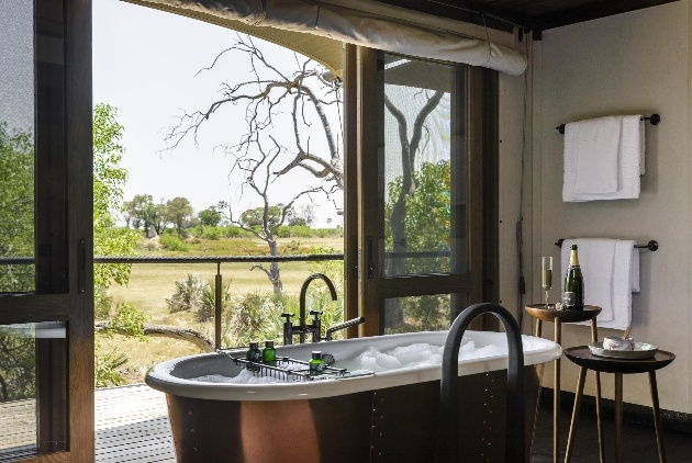 bath tub with view of safari range