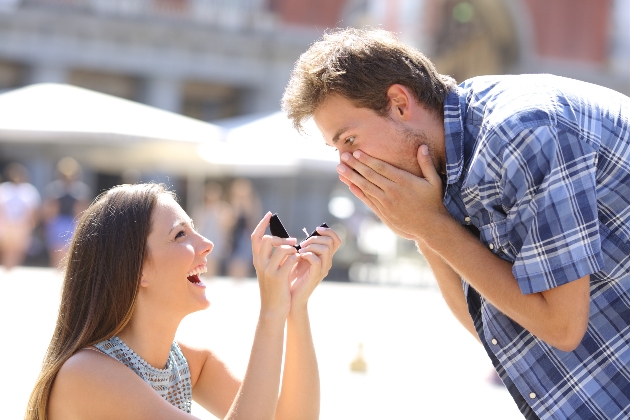 woman proposing to man in street