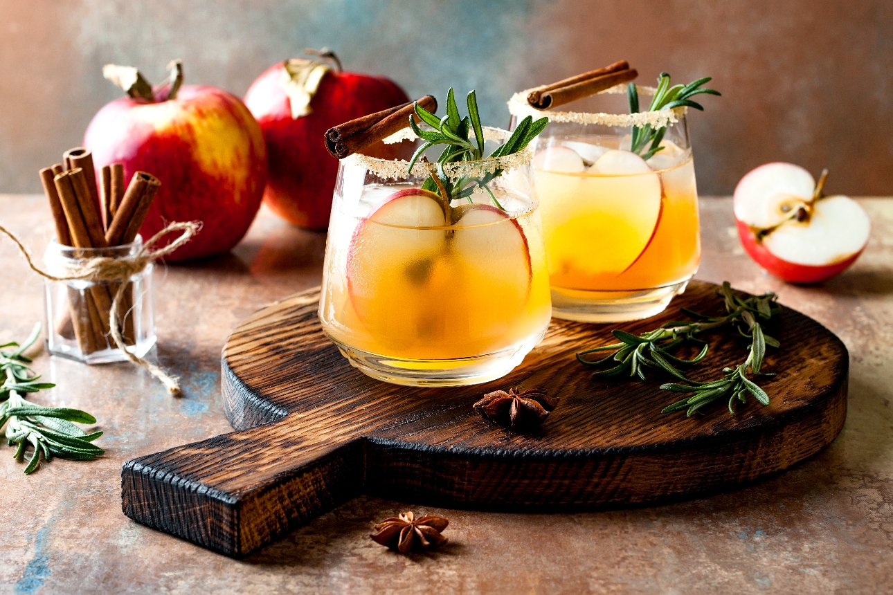 short glasses with apple and cinnamon 