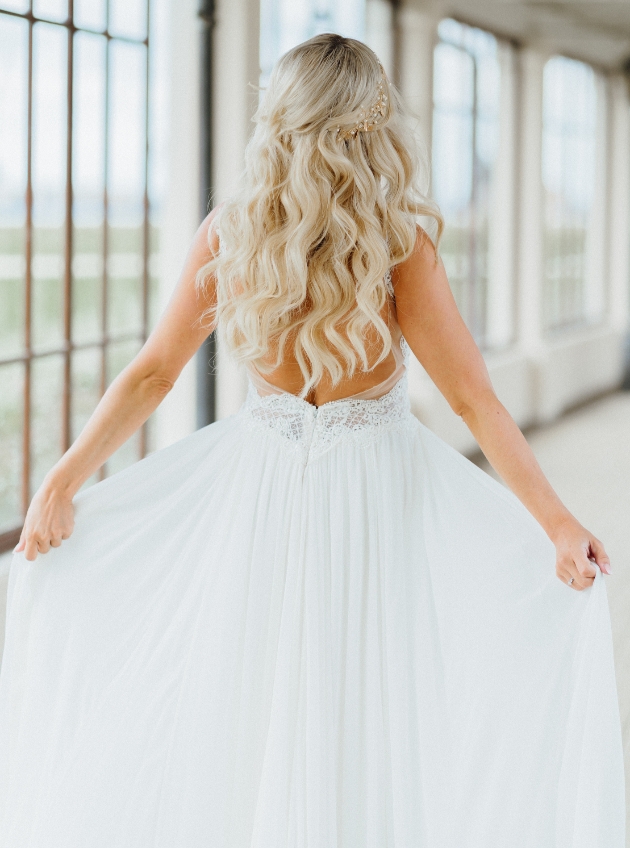 Blond bride wearing hollywood waves