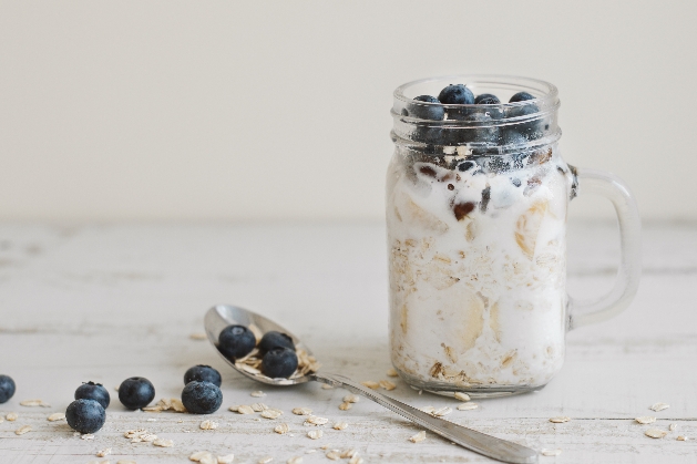 porridge oats and yoghurt with blue berries in
